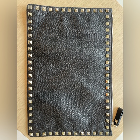 VALENTINO GARAVANI Rockstud Black Large Pouch- Great Condition! - Picture 3 of 9
